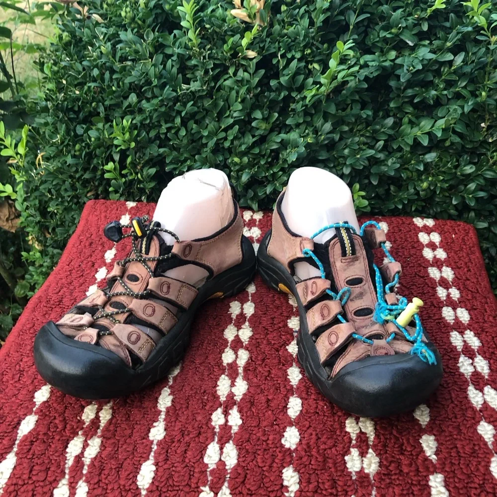 Keen Newport Men’s Brown Leather Sandals with Blue Lace Accents Size 7